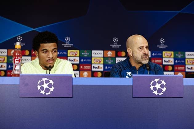 EINDHOVEN - (l-r) Malik Tillman of PSV Eindhoven, PSV Eindhoven coach Peter Bosz during the MD-1 press conference, PK, Pressekonferenz prior to the UEFA Champions League group B match against Arsenal FC at the Phillips stadium on December 11, 2023 in Eindhoven, Netherlands. ANP MAURICE VAN STEEN UEFA Champions League 2023 24 2023 2024 xVIxANPxSportx xxANPxIVx 486030635 originalFilename: 486030635.jpg