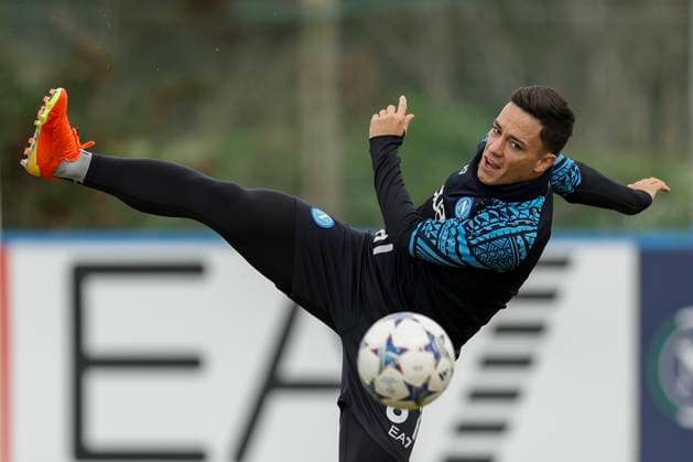 Sport Bilder des Tages Italy: training session SSC Napoli SSC Napoli s Italian forward Giacomo Raspadori controls the ball during training ahead of the UEFA Champions League match against Braga at the Konami Center on 11 December 2023, in Castel Volturno, Italy. ABPH3630 Copyright: xAntonioxBalascox