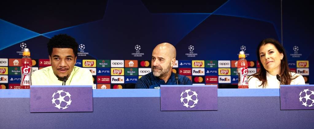 EINDHOVEN - (l-r) Malik Tillman of PSV Eindhoven, PSV Eindhoven coach Peter Bosz during the MD-1 press conference, PK, Pressekonferenz prior to the UEFA Champions League group B match against Arsenal FC at the Phillips stadium on December 11, 2023 in Eindhoven, Netherlands. ANP MAURICE VAN STEEN UEFA Champions League 2023 24 2023 2024 xVIxANPxSportx xxANPxIVx 486031996 originalFilename: 486031996.jpg