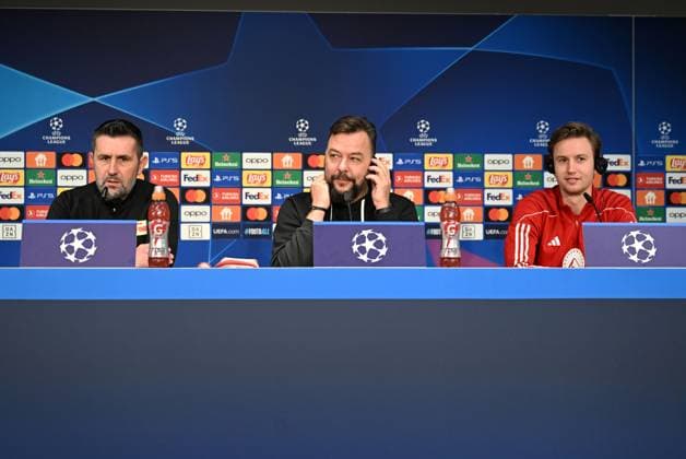 Football, Men, Season 2023 2024, UEFA Champions League Group C, Matchday 6 , 1 FC Union Berlin Real Madrid, Press conference training of Union at the Olympiastadion the day before the match, in the picture from left coach Nenad Bjelica 1 FC Union Berlin , stadium and press spokesman Christian Arbeit 1 FC Union Berlin , goalkeeper Frederik Rönnow 1 FC Union Berlin , 11 12 2023, Copyright: xMatthiasxKochx