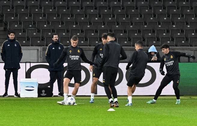 Football, Men, Season 2023 2024, UEFA Champions League Group C, Matchday 6 , 1 FC Union Berlin Real Madrid, Press conference training of Real Madrid in the Olympic Stadium the day before the match, in the picture from left Toni Kroos Real Madrid , 11 12 2023, Copyright: xMatthiasxKochx
