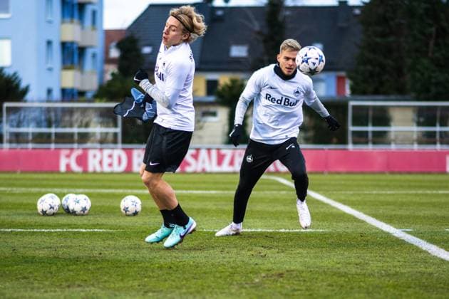 SOCCER - UEFA CL, RBS vs Benfica SALZBURG,AUSTRIA,11.DEC.23 - SOCCER - UEFA Champions League, group stage, Red Bull Salzburg vs SL Benfica, preview, training RBS. Image shows Mads Bidstrup and Leandro Morgalla (RBS).  GEPAxpictures xAistexRidikaite