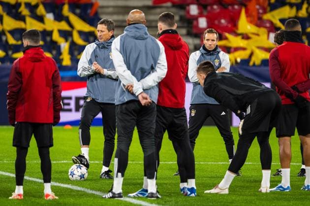 SOCCER - UEFA CL, RBS vs Benfica SALZBURG,AUSTRIA,11.DEC.23 - SOCCER - UEFA Champions League, group stage, Red Bull Salzburg vs SL Benfica, preview, training Benfica. Image shows head coach Roger Schmidt (Benfica) with his team.  GEPAxpictures xAistexRidikaite