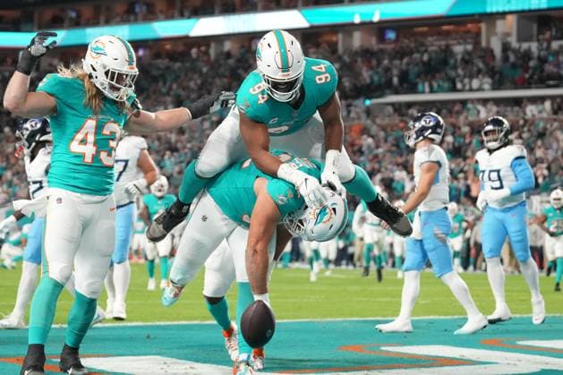 Sport Themen der Woche KW50 MIAMI GARDENS, FL - DECEMBER 11: Miami Dolphins defensive tackle Christian Wilkins (94) leaps over Miami Dolphins defensive tackle Zach Sieler (92) after Sieler™s pick six in the first half during the game between the Tennessee Titans and Miami Dolphins on Monday, Dec. 11, 2023 at Hard Rock Stadium, Miami Gardens, Fla. (Photo by Peter Joneleit Icon Sportswire) NFL, American Football Herren, USA DEC 11 Titans at Dolphins EDITORIAL USE ONLY Icon231211006