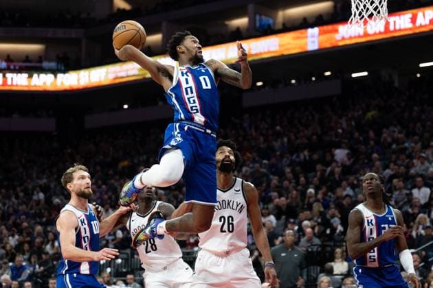 December 11, 2023, Sacramento, CA, USA: Sacramento Kings dunks the ball over Brooklyn Nets guard Spencer Dinwiddie (26) during an NBA, Basketball Herren, USA game at Golden 1 Center on Monday, Dec. 11, 2023 in Sacramento. Sacramento USA - ZUMAj89_ 20231211_zaf_j89_015 Copyright: xPaulxKitagakixJr.x