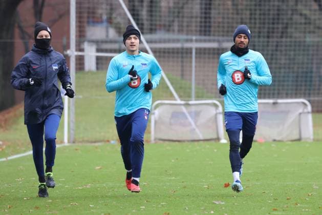 DEU, DFL, 2 FBL Hertha BSC, Training, 12 12 2023, Sportforum, Berlin, DEU, DFL, 2 FBL Hertha BSC, Training, pictured Ibrahim Maza Hertha BSC Berlin 30 , Jeremy Dudziak Hertha BSC Berlin 19 , Fitness trainer Hendrik Vieth Hertha BSC DFL regulations prohibit any use of Photographs as image sequences and or quasi video Foto Juergen Engler nordphoto GmbH nordphotoxGmbHx xEngler nph00076