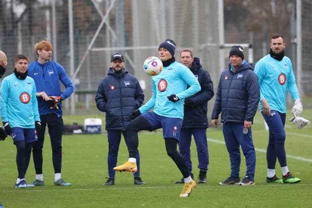 DEU, DFL, 2 FBL Hertha BSC, Training, 12 12 2023, Sportforum, Berlin, DEU, DFL, 2 FBL Hertha BSC, Training, in the picture Fabian Reese Hertha BSC Berlin 11 , Head coach Pal Dardai Hertha BSC Berlin , Hertha Spielerkreis DFL regulations prohibit any use of Photographs as image sequences and or quasi video Foto Juergen Engler nordphoto GmbH nordphotoxGmbHx xEngler nph00076