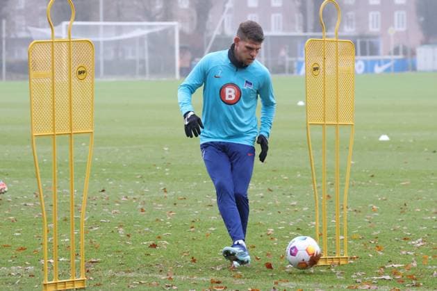 DEU, DFL, 2 FBL Hertha BSC, Training, 12 12 2023, Sportforum, Berlin, DEU, DFL, 2 FBL Hertha BSC, Training, im Bild Florian Niederlechner Hertha BSC Berlin 7 DFL regulations prohibit any use of Photographs as image sequences and or quasi video Foto Juergen Engler nordphoto GmbH nordphotoxGmbHx xEngler nph00076