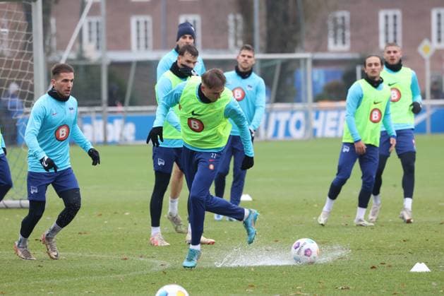 DEU, DFL, 2 FBL Hertha BSC, training, 12 12 2023, Sportforum, Berlin, DEU, DFL, 2 FBL Hertha BSC, training, in the picture a lot of water on the pitch, Marten Winkler Hertha BSC Berlin 22 , Peter Pekarik Hertha BSC Berlin 2 , Agustn Rogel Hertha BSC Berlin 3 , Marc Oliver Kempf Hertha BSC Berlin 20 , Derry Scherhant Hertha BSC Berlin 39 , Michat Karbownik Hertha BSC Berlin 6 , Marton Dardai Hertha BSC Berlin 31 DFL regulations prohibit any use of Photographs as image sequences and or quasi video Foto Juergen Engler nordphoto GmbH nordphotoxGmbHx xEngler nph00076
