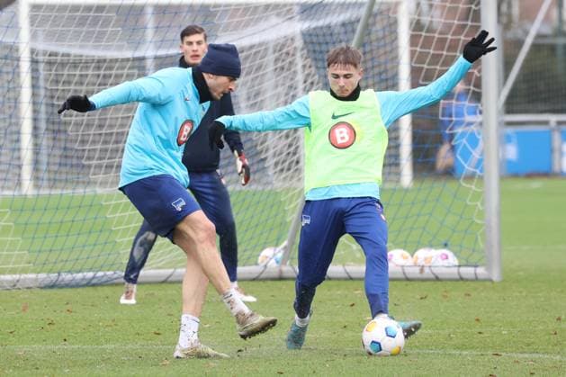 DEU, DFL, 2 FBL Hertha BSC, Training, 12 12 2023, Sportforum, Berlin, DEU, DFL, 2 FBL Hertha BSC, Training, in the picture Haris Tabakovic Hertha BSC Berlin 25 , Marten Winkler Hertha BSC Berlin 22 DFL regulations prohibit any use of Photographs as image sequences and or quasi video Foto Juergen Engler nordphoto GmbH nordphotoxGmbHx xEngler nph00076