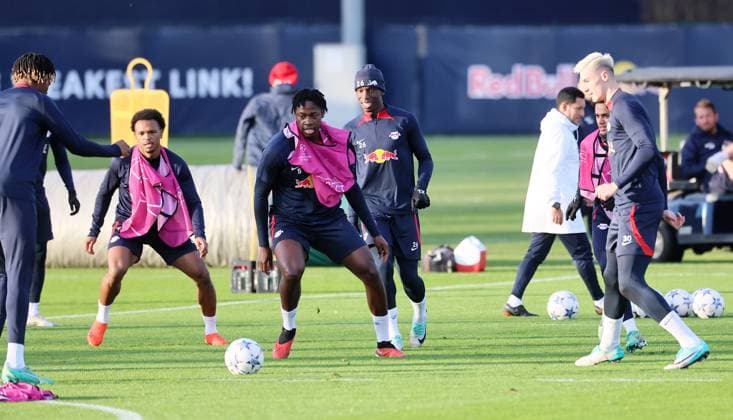 RB Leipzig training Champions League Leipzig, 12 12 2023, RB training center, UEFA Champions League , RB Leipzig final training on the eve of RBL v Young Boys Bern , In the picture from l Lois Openda 17, RB Leipzig , El Chadaille Bitshiabu 5, RB Leipzig , Ilaix Moriba 26, RB Leipzig and Benjamin Sesko 30, RB Leipzig , Picture Point