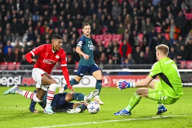 EINDHOVEN, 12-12-2023, Philips Stadion, UEFA Champions League Football, season 2023 2024, Match between PSV and Arsenal. PSV player Patrick van Aanholt possibility to score, safe by Arsenal goalkeeper Aaron Ramsdale PSV - Arsenal  x23496079x Copyright: