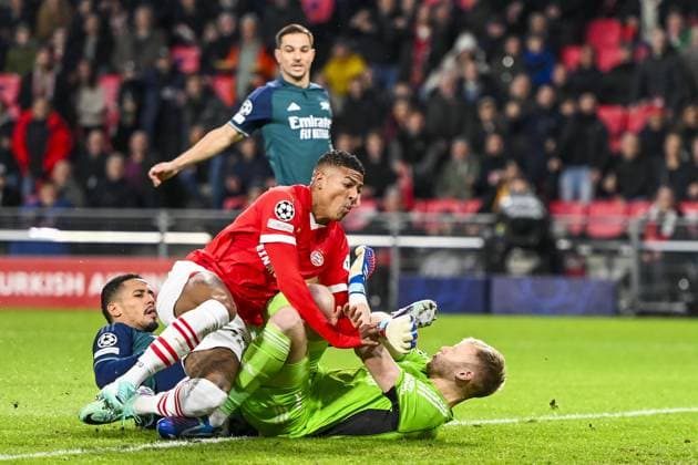 EINDHOVEN, 12-12-2023, Philips Stadion, UEFA Champions League Football, season 2023 2024, Match between PSV and Arsenal. PSV player Patrick van Aanholt possibility to score, safe by Arsenal goalkeeper Aaron Ramsdale PSV - Arsenal  x23496080x Copyright: