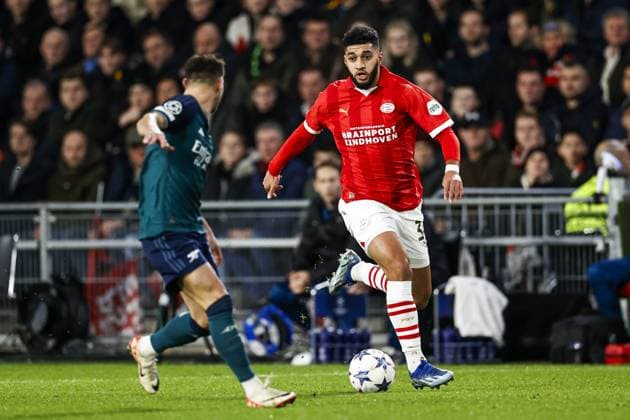 EINDHOVEN - (l-r) Cedric of Arsenal FC, Ismael Saibari of PSV Eindhoven during the UEFA Champions League Group B match between PSV Eindhoven and Arsenal FC at the Phillips Stadium on December 12, 2023 in Eindhoven, Netherlands. ANP MAURICE VAN STEEN UEFA Champions League 2023 24 2023 2024 xVIxANPxSportx xxANPxIVx 486126062 originalFilename: 486126062.jpg
