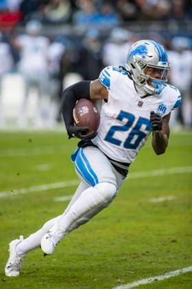 NFL, American Football Herren, USA 2023: Lions at Bears DEC 10 December 10, 2023: Detroit Lions 26 Jahmyr Gibbs runs with the ball during a game against the Chicago Bears in Chicago, IL. Mike Wulf CSM (Credit Image: Mike Wulf Cal Media) Chicago IL United States of America EDITORIAL USE ONLY Copyright: xx ZUMA-20231210_zma_c04_214.jpg MikexWulfx csmphotothree210461
