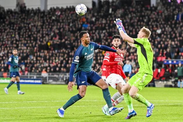 EINDHOVEN, 12-12-2023, Philips Stadion, UEFA Champions League Football, season 2023 2024, Match between PSV and Arsenal. Arsenal goalkeeper Aaron Ramsdale PSV - Arsenal  x23496082x Copyright: