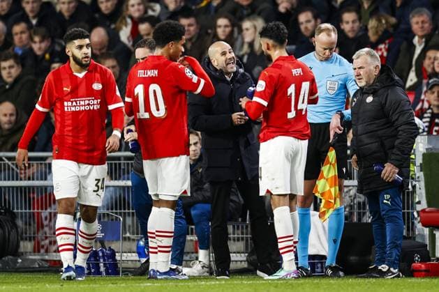 EINDHOVEN - (l-r) Ismael Saibari of PSV Eindhoven, Malik Tillman of PSV Eindhoven, PSV Eindhoven coach Peter Bosz, Ricardo Pepi of PSV Eindhoven during the UEFA Champions League group B match between PSV Eindhoven and Arsenal FC at the Phillips stadium on December 12 2023 in Eindhoven, Netherlands. ANP MAURICE VAN STEEN UEFA Champions League 2023 24 2023 2024 xVIxANPxSportx xxANPxIVx 486126213 originalFilename: 486126213.jpg