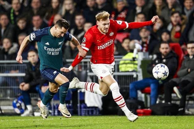EINDHOVEN - (l-r) Cedric of Arsenal FC, Yorbe Vertessen of PSV Eindhoven during the UEFA Champions League Group B match between PSV Eindhoven and Arsenal FC at the Phillips Stadium on December 12, 2023 in Eindhoven, Netherlands. ANP MAURICE VAN STEEN UEFA Champions League 2023 24 2023 2024 xVIxANPxSportx xxANPxIVx 486126494 originalFilename: 486126494.jpg