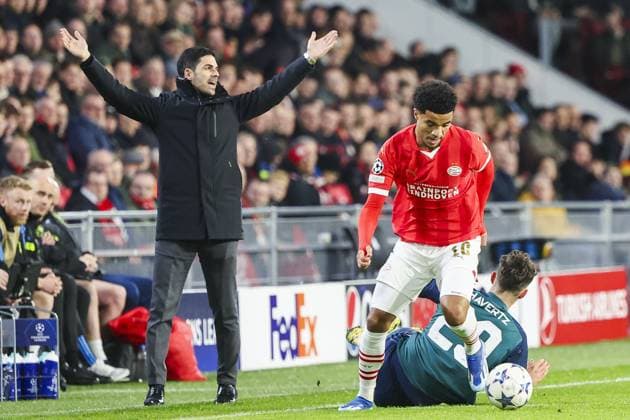 EINDHOVEN, 12-12-2023, Philips Stadium, UEFA Champions League season 2023 24, match between PSV and Arsenal, PSV player Malik Tillman and Arsenal coach Mikel Arteta (L) PSV - Arsenal  x23496108x Copyright: