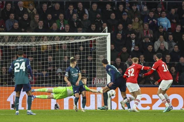 EINDHOVEN, 12-12-2023, Philips Stadium, UEFA Champions League season 2023 24, match between PSV and Arsenal, PSV player Yorbe Vertessen shoot on the post PSV - Arsenal  x23496114x Copyright: