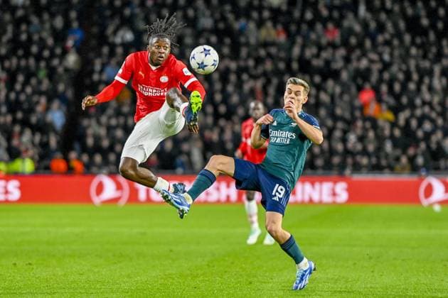 EINDHOVEN, 12-12-2023, Philips Stadion, UEFA Champions League Football, season 2023 2024, Match between PSV and Arsenal. PSV player Johan Bakayoko and Arsenal player Leandro Trossard PSV - Arsenal  x23496129x Copyright: