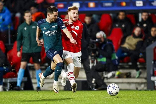 EINDHOVEN - (l-r) Cedric of Arsenal FC, Yorbe Vertessen of PSV Eindhoven during the UEFA Champions League Group B match between PSV Eindhoven and Arsenal FC at the Phillips Stadium on December 12, 2023 in Eindhoven, Netherlands. ANP MAURICE VAN STEEN UEFA Champions League 2023 24 2023 2024 xVIxANPxSportx xxANPxIVx 486126658 originalFilename: 486126658.jpg