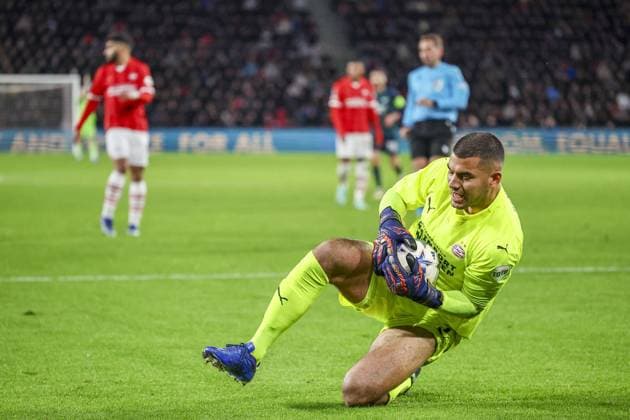 EINDHOVEN, 12-12-2023, Philips Stadium, UEFA Champions League season 2023 24, match between PSV and Arsenal, PSV goalkeeper Walter Benitez PSV - Arsenal  x23496178x Copyright: