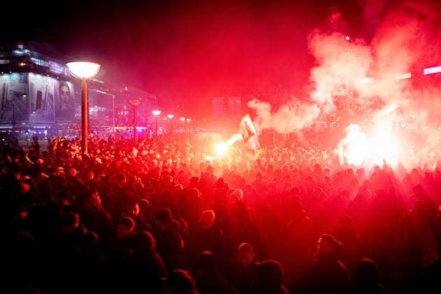 Sport Bilder des Tages COPENHAGEN, DENMARK - DECEMBER 12: Galatasaray A.S fans set up flares in Copenhagen city centre before the UEFA Champions League match between F.C. Copenhagen and Galatasaray A.S. at Parken Stadium on December 12, 2023 in Copenhagen, D F.C. Copenhagen v Galatasaray A.S.: Group A - UEFA Champions League 2023 24 Copyright: xSebastianxFrej MBxMediax