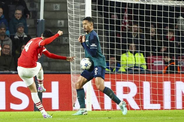 Sport Bilder des Tages EINDHOVEN, 12-12-2023, Philips Stadium, UEFA Champions League season 2023 24, match between PSV and Arsenal, shot by PSV player Ricardo Pepi blocked by Arsenal player William Saliba PSV - Arsenal  x23496451x Copyright: