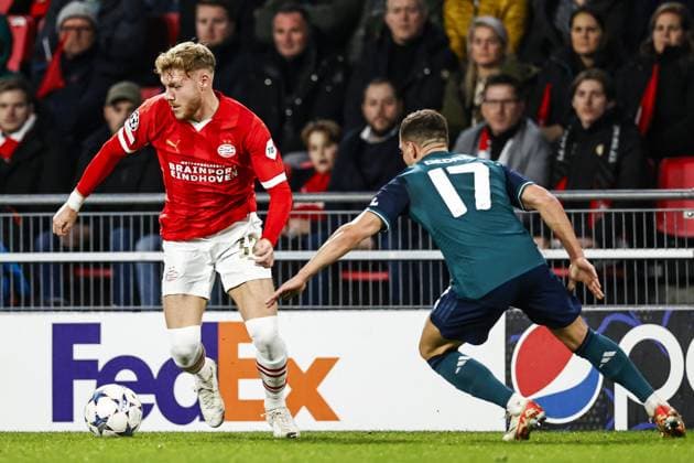 EINDHOVEN - (l-r) Yorbe Vertessen of PSV Eindhoven, Cedric of Arsenal FC during the UEFA Champions League group B match between PSV Eindhoven and Arsenal FC at the Phillips stadium on December 12, 2023 in Eindhoven, Netherlands. ANP MAURICE VAN STEEN UEFA Champions League 2023 24 2023 2024 xVIxANPxSportx xxANPxIVx 486128779 originalFilename: 486128779.jpg