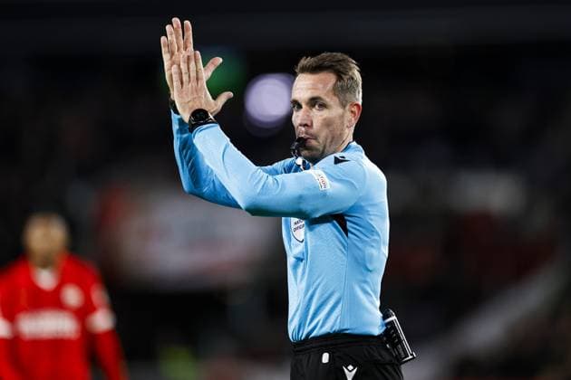 EINDHOVEN - Referee Tobias Stieler whistles before half-time during the UEFA Champions League group B match between PSV Eindhoven and Arsenal FC at the Phillips stadium on December 12, 2023 in Eindhoven, Netherlands. ANP MAURICE VAN STEEN UEFA Champions League 2023 24 2023 2024 xVIxANPxSportx xxANPxIVx 486128811 originalFilename: 486128811.jpg
