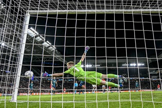 EINDHOVEN, 12-12-2023, Philips Stadion, UEFA Champions League Football, season 2023 2024, Match between PSV and Arsenal. Arsenal goalkeeper Aaron Ramsdale PSV - Arsenal  x23496665x Copyright: