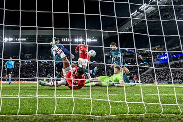 EINDHOVEN, 12-12-2023, Philips Stadion, UEFA Champions League Football, season 2023 2024, Match between PSV and Arsenal. PSV player Patrick van Aanholt, Arsenal goalkeeper Aaron Ramsdale, PSV player Ricardo Pepi PSV - Arsenal  x23496666x Copyright: