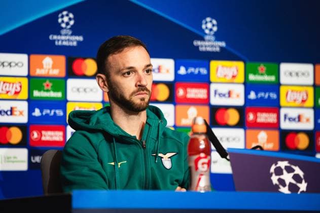 Champions League: Lazio press conference, PK, Pressekonferenz before the match against Atletico Madrid Manuel Lazzari of Lazio seen speaking during the press conference of the Champions League football match between Atletico Madrid and Lazio at Metropolitano Stadium in Madrid, Spain. Madrid Estadio Metropolitano Madrid Spain Copyright: xAlbertoxGardinx AGardin_20231212_football_Champions_Lazio_press_conference_055