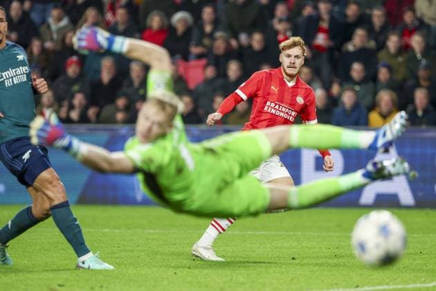 Sport Bilder des Tages EINDHOVEN, 12-12-2023, Philips Stadium, UEFA Champions League season 2023 24, match between PSV and Arsenal, PSV player Yorbe Vertessen scores the 1-1 PSV - Arsenal  x23496730x Copyright: