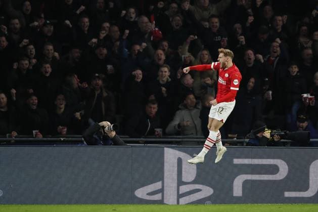 EINDHOVEN - Yorbe Vertessen of PSV Eindhoven celebrates the 1-1 during the UEFA Champions League group B match between PSV Eindhoven and Arsenal FC at the Phillips stadium on December 12, 2023 in Eindhoven, Netherlands. ANP Hollandse Hoogte Bart Stoutjesdijk UEFA Champions League 2023 24 2023 2024 xVIxANPxSportx xBartxStoutjesdijkxIVx 486129812 originalFilename: 486129812.jpg