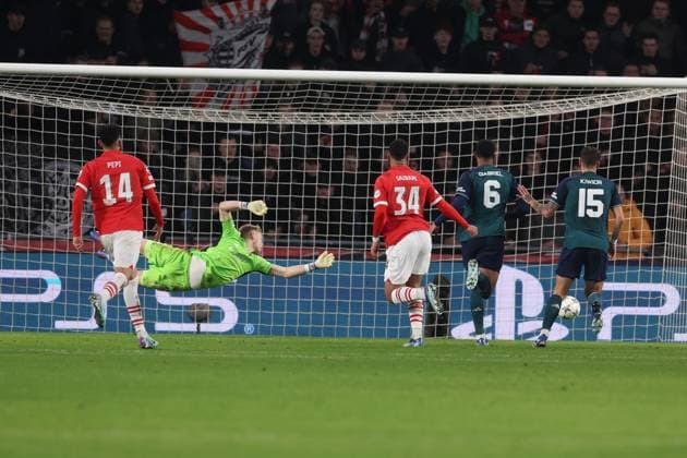 Aaron Ramsdale of Arsenal can t stop the goal of Yorbe Vertessen of PSV Eindhoven (out of picture) from scoring to make it 1-1 PSV Eindhoven v Arsenal, UEFA Champions League, Group B, Football, Philips Stadion, Eindhoven, Netherlands - 12 Dec 2023 EDITORIAL USE ONLY No use with unauthorised audio, video, data, fixture lists, club league logos or live services. Online in-match use limited to 120 images, no video emulation. No use in betting, games or single club league player publications.  Copyright: xPaulxCurrie Shutterstockx 14254183be