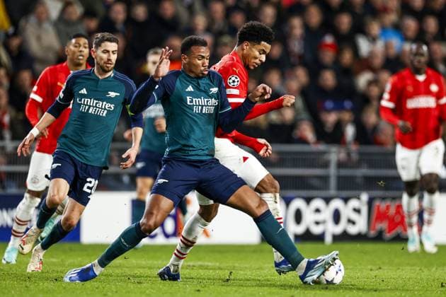 EINDHOVEN - (l-r) Gabriel of Arsenal FC, Malik Tillman of PSV Eindhoven during the UEFA Champions League Group B match between PSV Eindhoven and Arsenal FC at the Phillips Stadium on December 12, 2023 in Eindhoven, Netherlands. ANP MAURICE VAN STEEN UEFA Champions League 2023 24 2023 2024 xVIxANPxSportx xxANPxIVx 486130929 originalFilename: 486130929.jpg