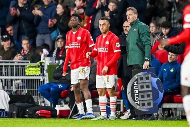 EINDHOVEN, 12-12-2023, Philips Stadion, UEFA Champions League Football, season 2023 2024, Match between PSV and Arsenal. PSV player Isaac Babadi make his CL debut (L) and PSV player Sergino Dest (M) PSV - Arsenal  x23496972x Copyright: