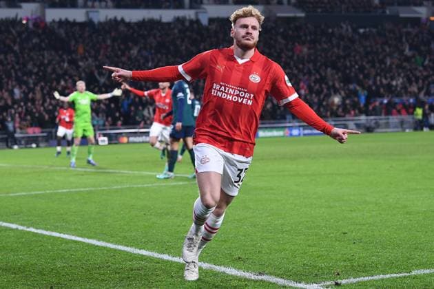 Soccer Champions League matchday 6 PSV Eindhoven FC Arsenal on 12 12 2023 at Philips Stadion in Eindhoven Goal celebration to 1 1 by Yorbe Vertessen Eindhoven xRx