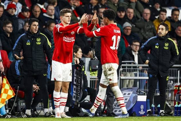 EINDHOVEN - (l-r) Guus Til of PSV Eindhoven, Malik Tillman of PSV Eindhoven during the UEFA Champions League group B match between PSV Eindhoven and Arsenal FC at the Phillips stadium on December 12, 2023 in Eindhoven, Netherlands. ANP MAURICE VAN STEEN UEFA Champions League 2023 24 2023 2024 xVIxANPxSportx xxANPxIVx 486132169 originalFilename: 486132169.jpg