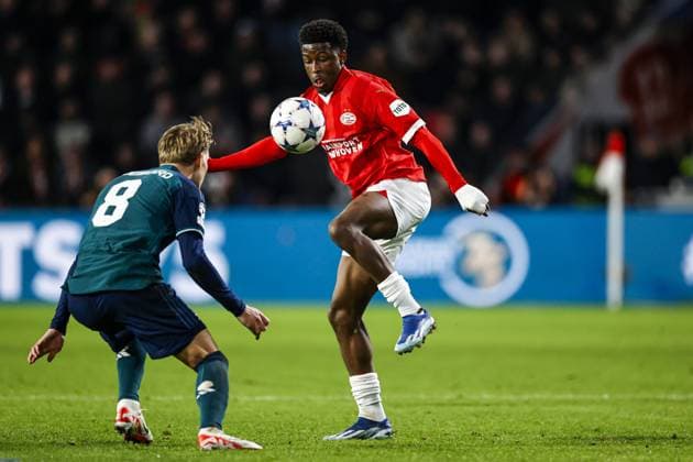 EINDHOVEN - (l-r) Martin Odegaard of Arsenal FC, Isaac Babadi of PSV Eindhoven during the UEFA Champions League Group B match between PSV Eindhoven and Arsenal FC at the Phillips Stadium on December 12, 2023 in Eindhoven, Netherlands. ANP MAURICE VAN STEEN UEFA Champions League 2023 24 2023 2024 xVIxANPxSportx xxANPxIVx 486132199 originalFilename: 486132199.jpg