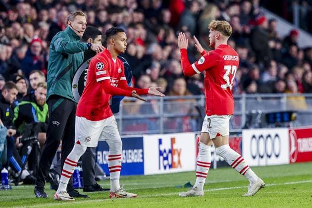 EINDHOVEN, 12-12-2023, Philips Stadium, UEFA Champions League season 2023 24, match between PSV and Arsenal, PSV player Yorbe Vertessen for PSV player Fredrik Oppegard PSV - Arsenal  x23497161x Copyright: