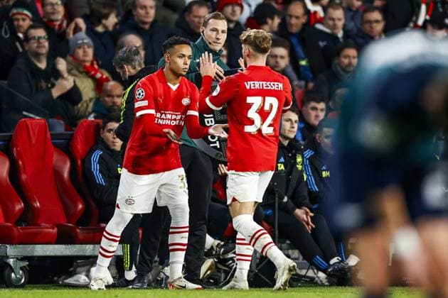 EINDHOVEN - (l-r) Fredrik Oppegard of PSV Eindhoven, Yorbe Vertessen of PSV Eindhoven during the UEFA Champions League group B match between PSV Eindhoven and Arsenal FC at the Phillips stadium on December 12, 2023 in Eindhoven, Netherlands. ANP MAURICE VAN STEEN UEFA Champions League 2023 24 2023 2024 xVIxANPxSportx xxANPxIVx 486132603 originalFilename: 486132603.jpg