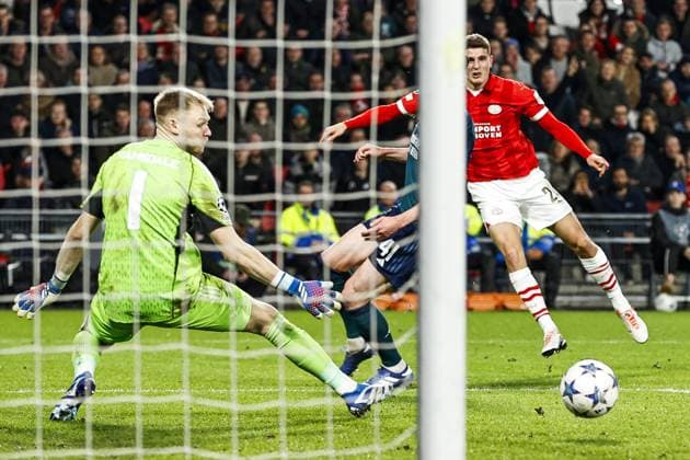EINDHOVEN - Shot by Guus Til of PSV Eindhoven during the UEFA Champions League Group B match between PSV Eindhoven and Arsenal FC at the Phillips Stadium on December 12, 2023 in Eindhoven, Netherlands. ANP MAURICE VAN STEEN UEFA Champions League 2023 24 2023 2024 xVIxANPxSportx xxANPxIVx 486132621 originalFilename: 486132621.jpg
