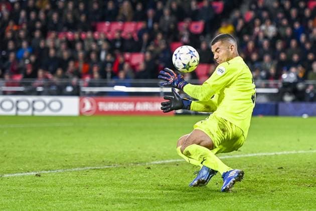 Sport Bilder des Tages EINDHOVEN, 12-12-2023, Philips Stadion, UEFA Champions League Football, season 2023 2024, Match between PSV and Arsenal. Safe by PSV goalkeeper Walter Benitez PSV - Arsenal  x23497178x Copyright: