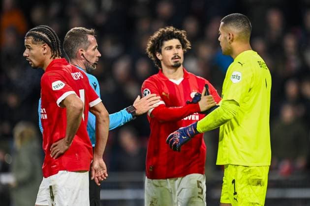 EINDHOVEN, 12-12-2023, Philips Stadion, UEFA Champions League Football, season 2023 2024, Match between PSV and Arsenal. Referee Tobias Stieler , PSV player AndrÃ Ramalho and PSV goalkeeper Walter Benitez after the match PSV - Arsenal  x23497195x Copyright: