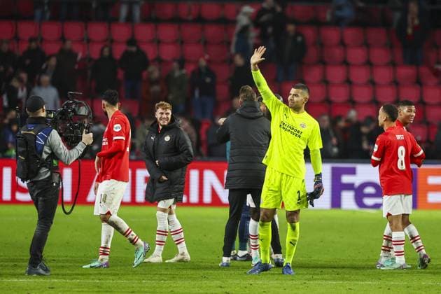 EINDHOVEN, 12-12-2023, Philips Stadium, UEFA Champions League season 2023 24, match between PSV and Arsenal, PSV goalkeeper Walter Benitez thank the fans afterr the match PSV - Arsenal  x23497199x Copyright: