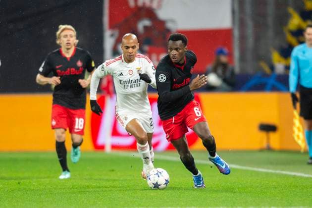 SOCCER - UEFA CL, RBS vs Benfica SALZBURG,AUSTRIA,12.DEC.23 - SOCCER - UEFA Champions League, group stage, Red Bull Salzburg vs SL Benfica. Image shows Joao Mario (Benfica) and Samson Baidoo (RBS).  GEPAxpictures xGintarexKarpaviciute