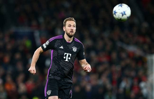 Harry Kane of Bayern Munich eyes up the ball Manchester United, ManU v Bayern Munich, UEFA Champions League, Group A, Football, Old Trafford, Manchester, UK - 12 Dec 2023 EDITORIAL USE ONLY No use with unauthorised audio, video, data, fixture lists, club league logos or live services. Online in-match use limited to 120 images, no video emulation. No use in betting, games or single club league player publications. Copyright: xMattxWest Shutterstockx 14254194u